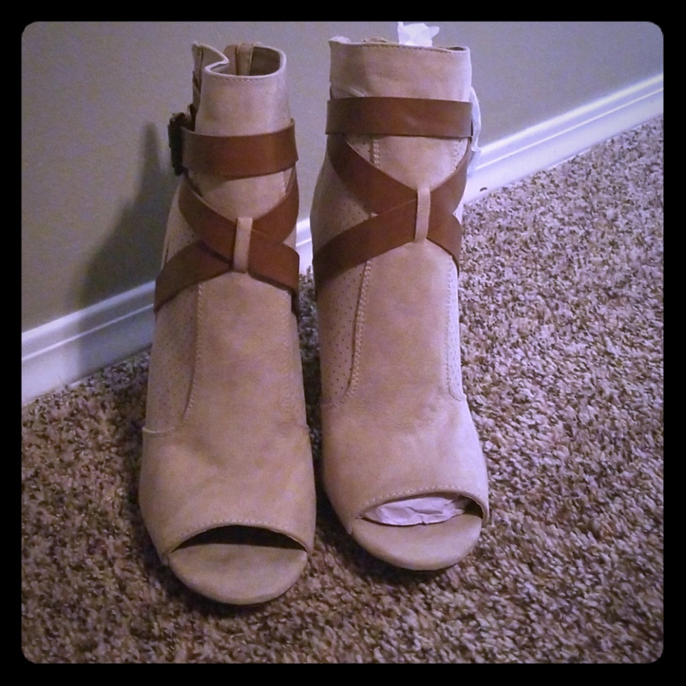 Open toed booties - Picture 2 of 2